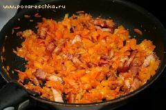 7) Далее в обжаренную грудинку добавить порезанные лук, морковь, перец и пассировать на медленном огне пару минут
