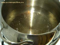 2) Вскипятить воду, добавить сахар, проварить 3-5 минут на слабом огне