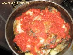 На обжаренный картофель укладываем обжаренные овощи, затем обжаренную рыбу, сверху поливаем томатным соусом, добавляем 200 - 300 гр воды и тушим около 15 минут