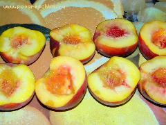 1) Персики помыть, аккуратно разделить на половинки