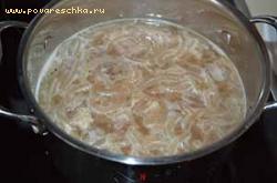 Влить куриный бульон, посолить, поперчить и накрыть суп крышкой, варить 20 минут на маленьком огне