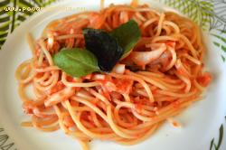 Добавить томатный соус с кальмарами к спагетти, перемешать