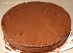 Пока торт пропитывается, готовим глазурь:<br />
Черный шоколад и сливочное масло растопить на водяной бане или в микроволновке, хорошенько размешать и охладить до комнатной температуры