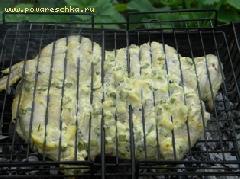 4)Переложить курицу на решётку, готовить на углях примерно 40 минут, постоянно переворачивая