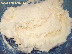 1) Размягчённое сливочное масло растереть с сахаром и ванилином