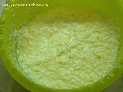 1) Масло, сахар и яйца перемешать деревянной лопаточкой до получения однородной массы