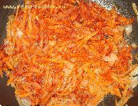 3) Морковь с луком поджариваем на подсолнечном масле минуты 2-3, добавляем 1 си