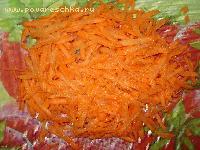 2) Морковь натереть на крупной тёрке, лук мелко нарезать