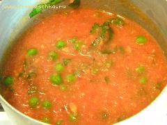 3) Готовим соус: очищенные от шкурки помидоры порезать в блендере, добавить чеснок, бульон