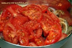 Выкладываем обжаренные овощи в миску, туда же добавляем нарезанные помидоры, соль, перец и уксус