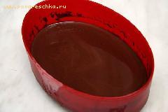 6) Добавляем в горячий шоколад подогретый коньяк и перемешиваем