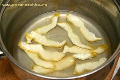 2) Выдавливаем из лимона сок в кастрюлю