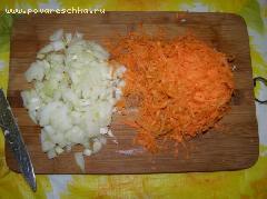 1) Лук нарезаем кубиками, а морковь натираем на крупной терке