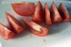 3) По прошествии этого времени к овощам положить дольки помидора и тушить еще 5 минут, чтобы он только слегка стал мягким