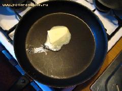 3) Разогреваем сливочное масло на сковороде