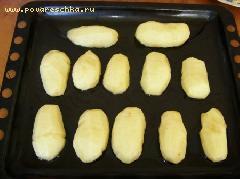 1) Смазываем форму подсолнечным маслом и выкладываем картофель, порезанный пополам