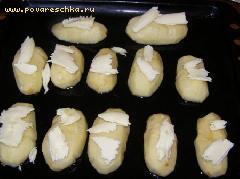 2) Сверху смазываем картофель сливочным маслом и отправляем в разогретую духовку