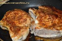 Мясо обжарить с двух сторон до золотистой корочки на сухой, хорошо раскаленной сковороде