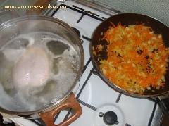 Ставим вариться куриный бульон и обжариваем морковь с луком и имбирем
