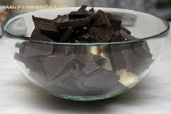 Разламываем темный шоколад (70% какао), масло нарезаем кусочками и кладем в миску