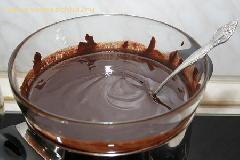 Растопить шоколад с маслом на паровой бане тщательно перемешивая