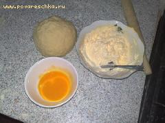 Из муки, яйца (1 целого и белка от второго), масла, молока, дрожжей и соли замешиваем тесто