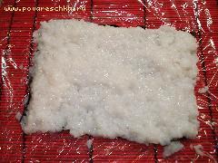 5) На водоросли выложить рис