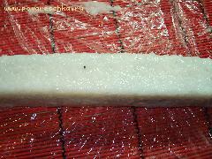 10) Выкладываем полученную "колбаску" на разделочную доску, очень острым ножом, смоченным в рисовом уксусе, нарезать на кусочки