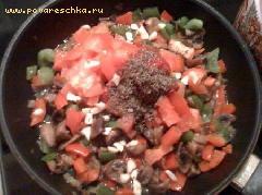3) Добавляем порезанные помидоры, томатную пасту, тимьян