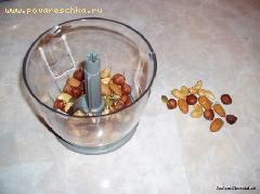 8) Измельчаем орехи в блендере или рубим ножом