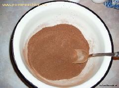 1) В глубокой посуде смешаем сахар и какао