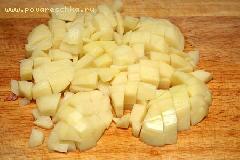 3) Почистить и нарезать кубиками картофель, кинуть в бульон