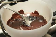 1) Шоколад поколоть и растопить на водяной бане