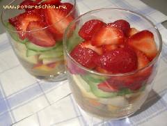 2) Несколько ягод клубники разминаем и смешиваем с йогуртом