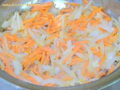 4) Лук и морковь слегка поджарить на разогретой сковороде (примерно 5 мин)