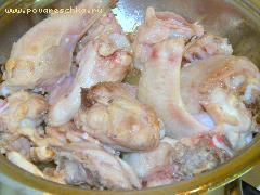 3) Курицу помыть, обсушить, порезать на крупные кусочки