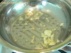 1) На разогретую с подсолнечным маслом сковороду выложить мелко порезанный чеснок, жарить 30 сек