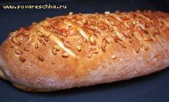 Выпекаем хлеб в разогретой до 180 градусов духовке до румяной корочки (это займет 30-40 минут)
