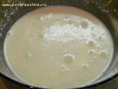 4) Желатин распустить на водяной бане и осторожно влить в яично-молочную смесь