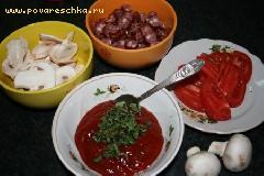 Кетчуп смешать с нарезанными орегано и базиликом и приправить солью и перцем