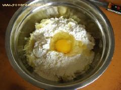 Затем добавляем муку, яйцо, солим по вкусу и всё тщательно перемешиваем до получения однородной массы