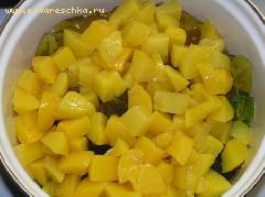 Далее режем наши персики (кстати, можно использовать ананасы для любителей) и добавляем к желе