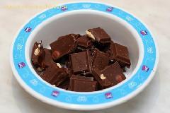 Растопить шоколад на паровой бане вместе с молоком и сливками, хорошо прогреть и размешать до однородности