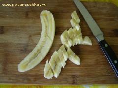 Банан разрезаем вдоль и затем каждую половинку режем на небольшие кусочки: