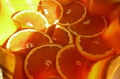 Форму для выпечки смазываем маслом, поливаем медом и раскладываем на дно апельсины в один слой