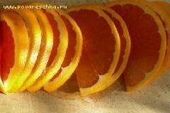Апельсин режем на полукруглые ломтики