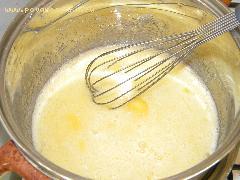 1) Делаем коржи: яйца взбиваем с сахаром, добавляем мёд, соду, разрыхлитель