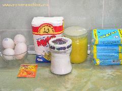 Ингредиенты для крема: творог - 1 кг, сливочное масло - 150 г, желтки - 3 шт