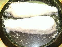 5) Обмазать со всех сторон рыбу оставшейся мокрой солью