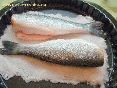 3) На соль положить рыбу